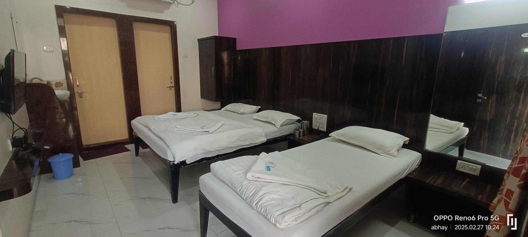 Hotel Yogiraj Ширді Екстер'єр фото