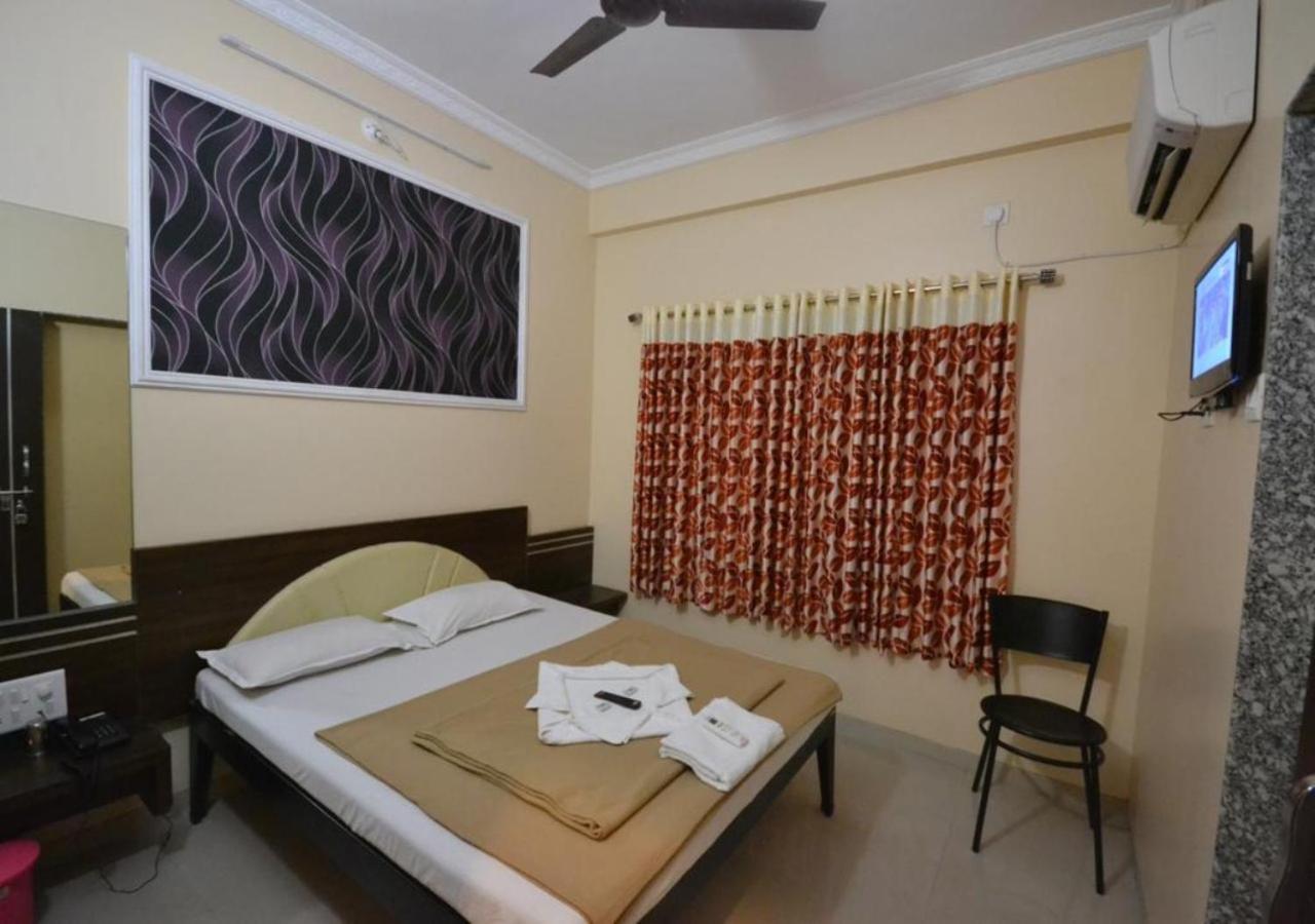 Hotel Yogiraj Ширді Екстер'єр фото