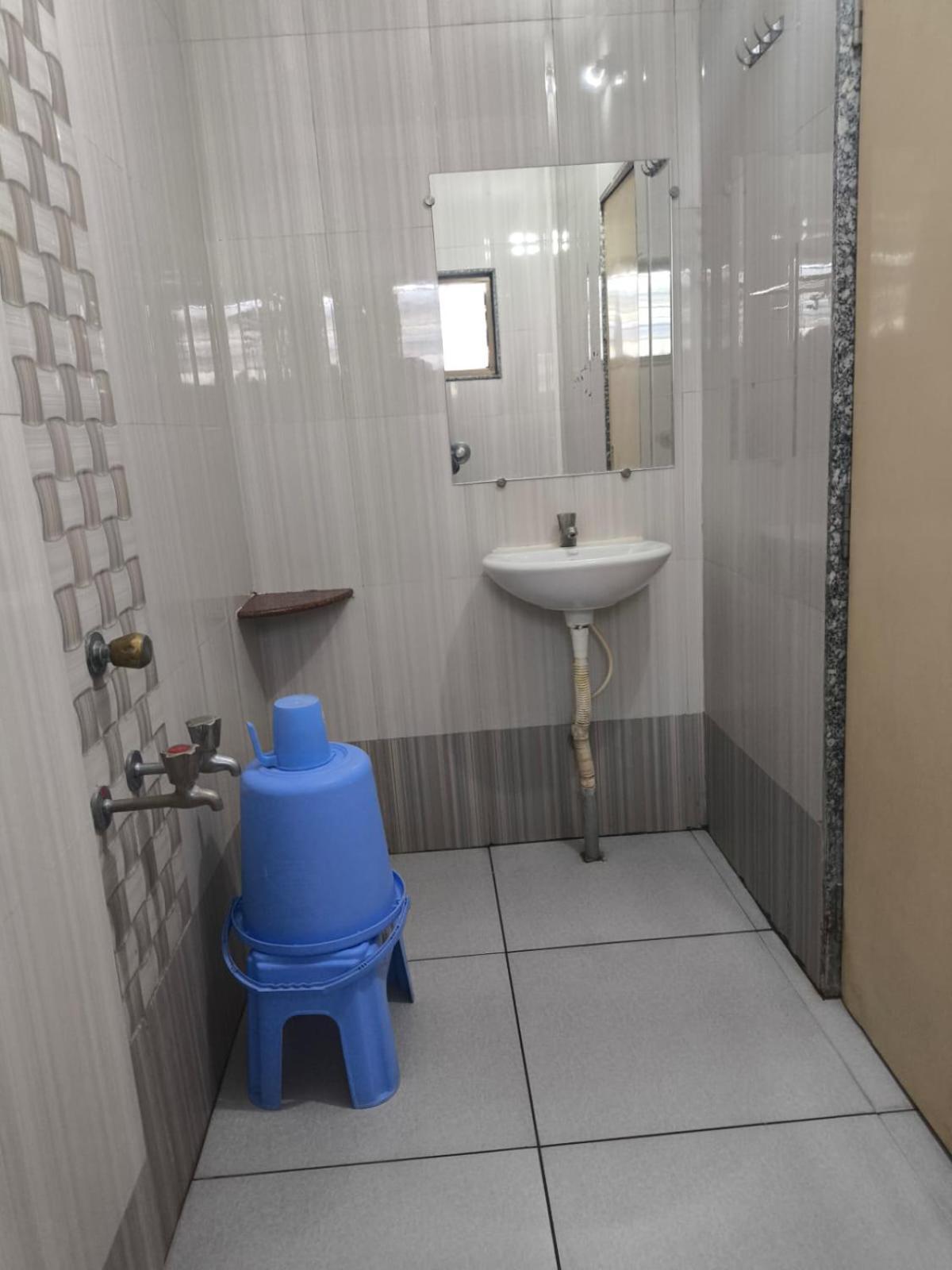 Hotel Yogiraj Ширді Екстер'єр фото